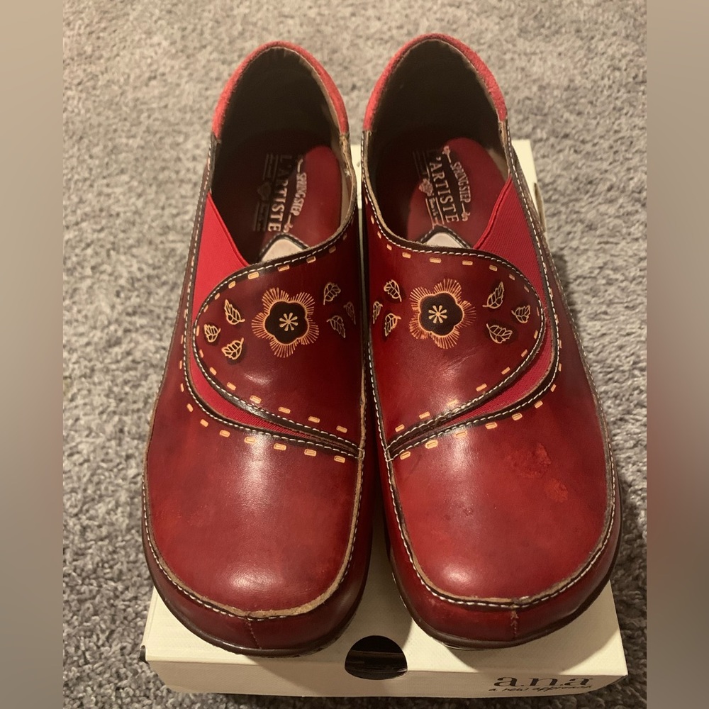 Artesanal nurse clogs